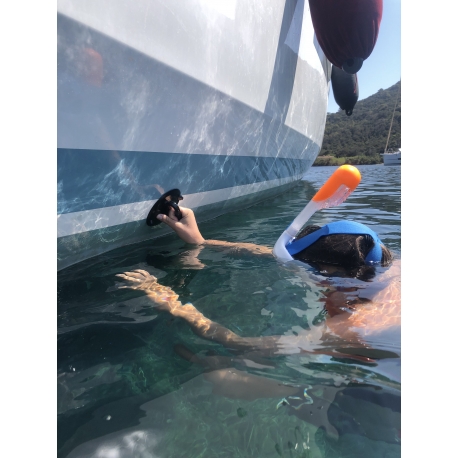 Schwimmende Saugnäpfe, die mit einer Hand bedient werden - YachtGabber