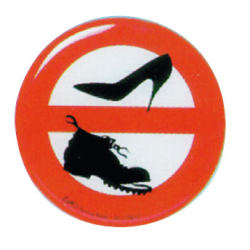 Verbot von Schuhen an Bord im Relief