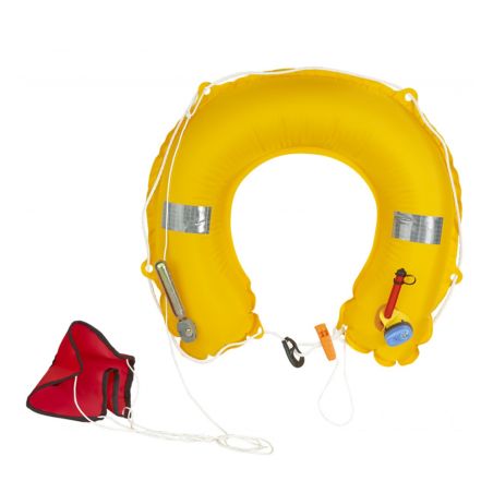 Boya salvavidas inflable en forma de herradura para el rescate de un hombre al agua