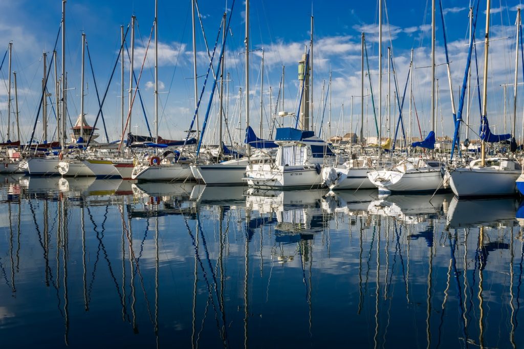 barche a vela ormeggiate