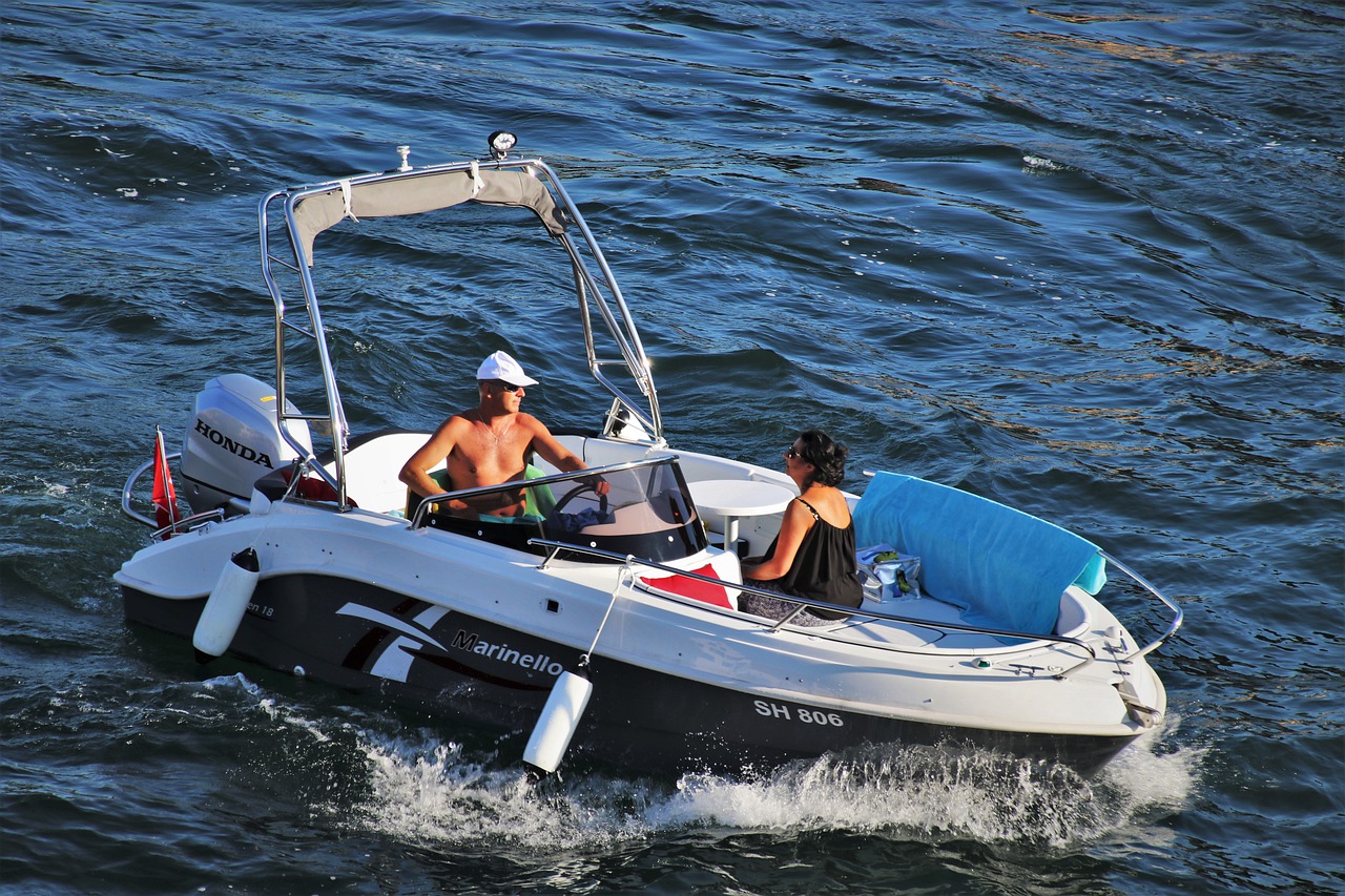 barca con due motori fuoribordo