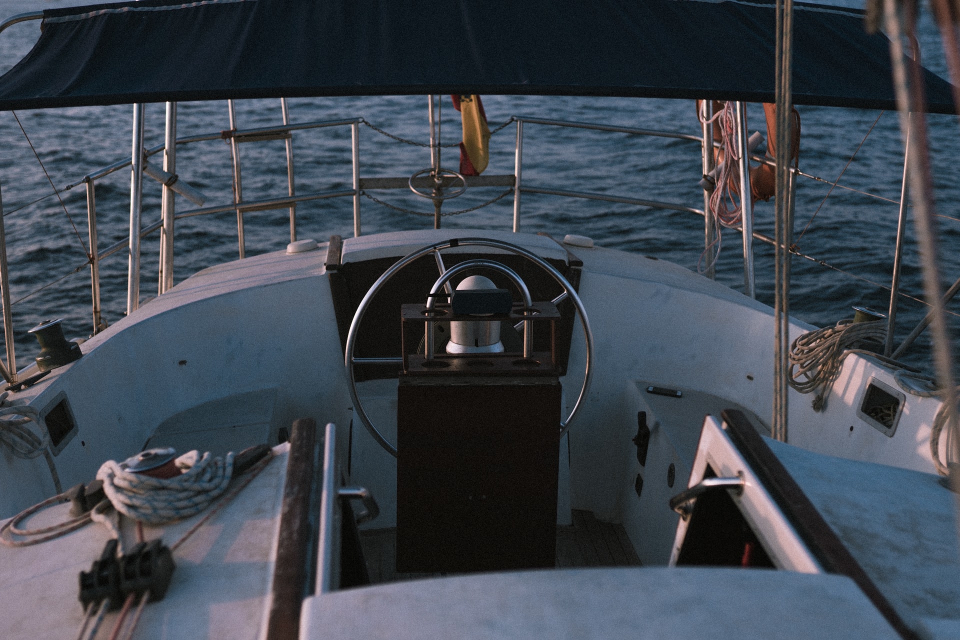 Timone a barra o a ruota: pro e contro in barca a vela