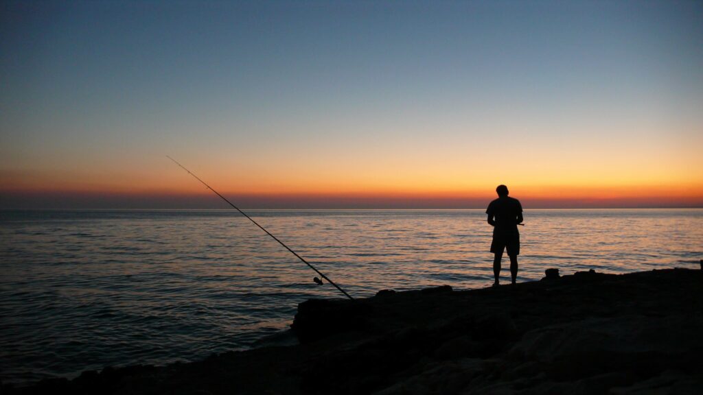 La pesca all'orata dalla spiaggia è ottimale appena prima dell'alba