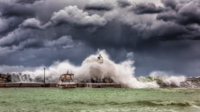 Scopri le buone norme per mantenere la sicurezza navigando durante una burrasca