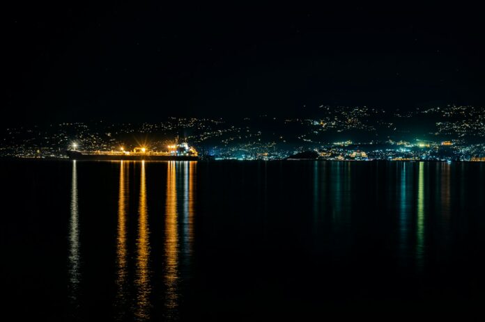 Navigare di notte: regole, equipaggiamento e precauzioni